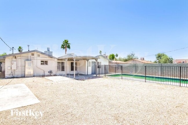 Building Photo - 2238 E Paradise Ln