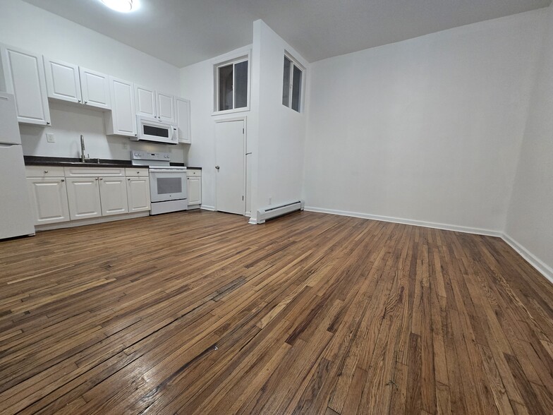 Building Photo - 584 Main St