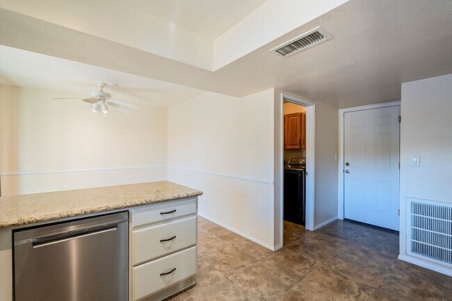 Building Photo - Three Bedrooms & POOL in 85254!