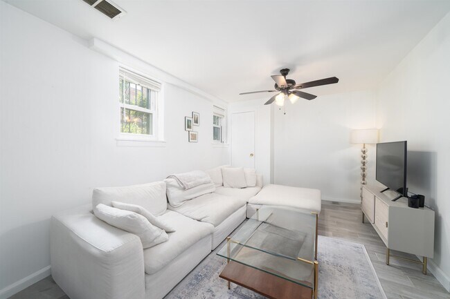 Primary Photo - 364 1st St