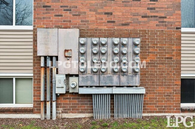 Building Photo - 6018 Secor Rd