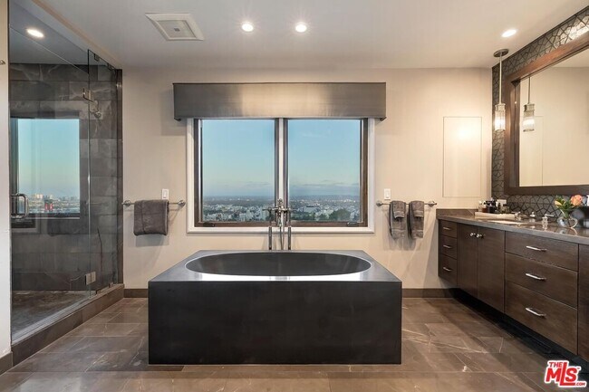 Building Photo - 6910 Los Tilos Rd