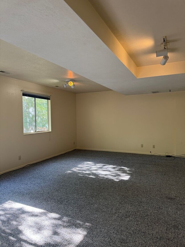 Building Photo - For Rent – Spacious 4 Bed, 3 Bath Home