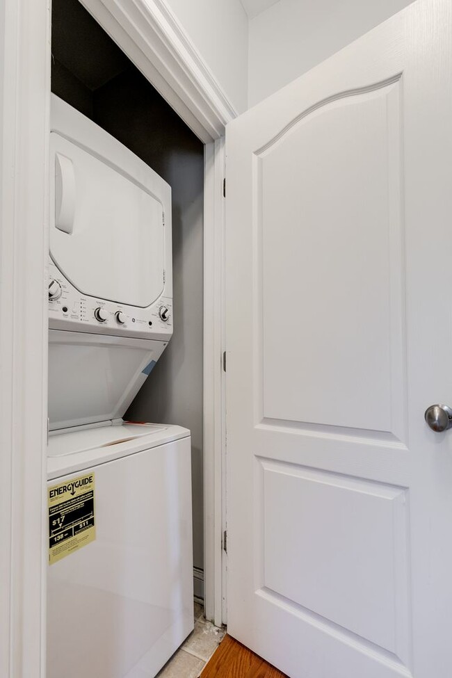 Building Photo - 3 Bedroom Townhome in Oregon Hill!