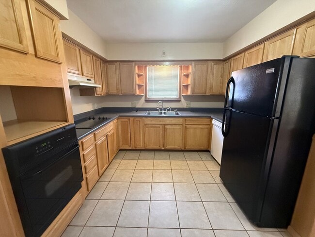 Building Photo - Available now 2 bedroom 2 bathroom 1 car garage fenced in backyard