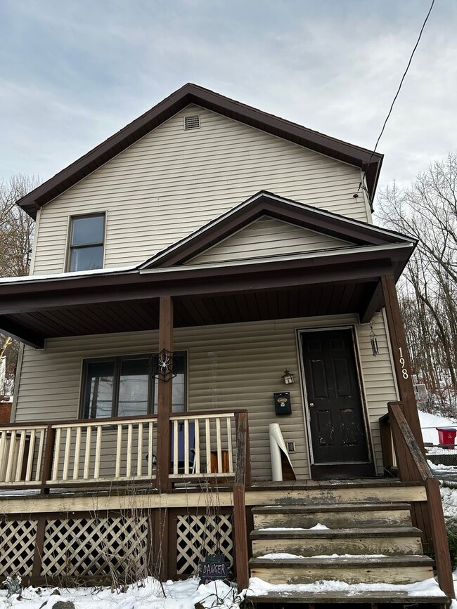 Building Photo - Welcome To This Charming 3-Bedroom, 1-Bathroom Home Located in the Heart of Carbondale, PA.