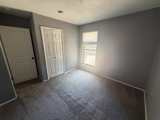 Building Photo - 3819 Midsummer Ln S