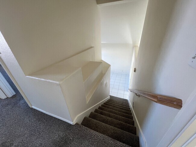 Building Photo - Don't Miss Out On This Beauty