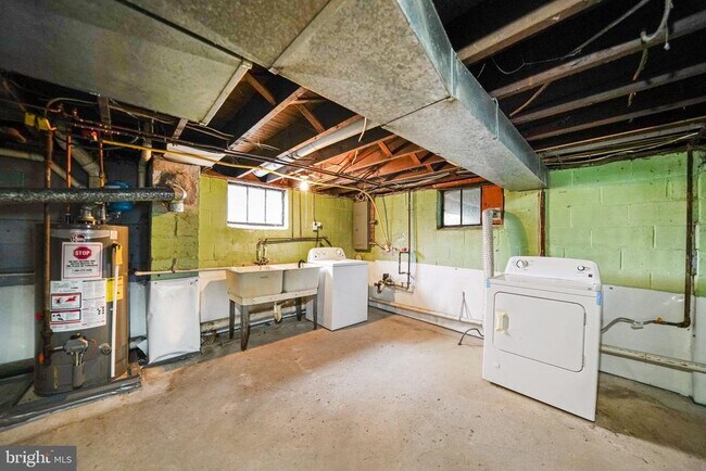Building Photo - 624 Armstrong Ave