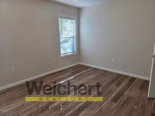 Building Photo - 3 Bed 2 bath home on corner lot