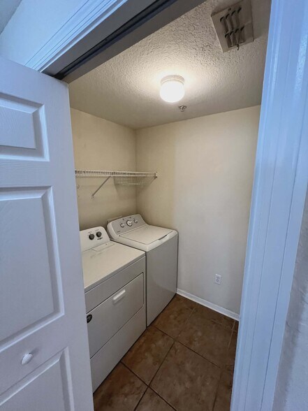 Building Photo - 2801 Chancellorsville Dr