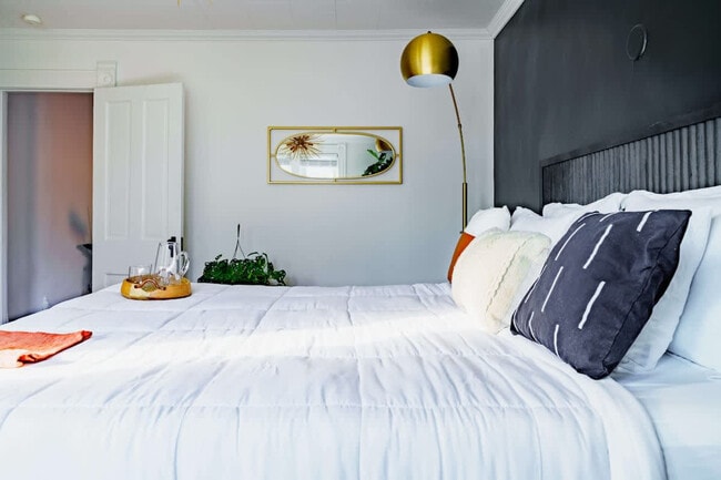 Building Photo - 254 W Poplar Ave