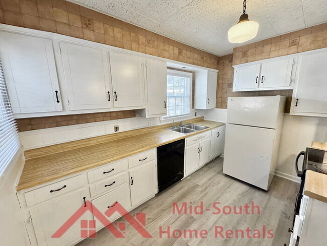 Building Photo - 135 S Greer St