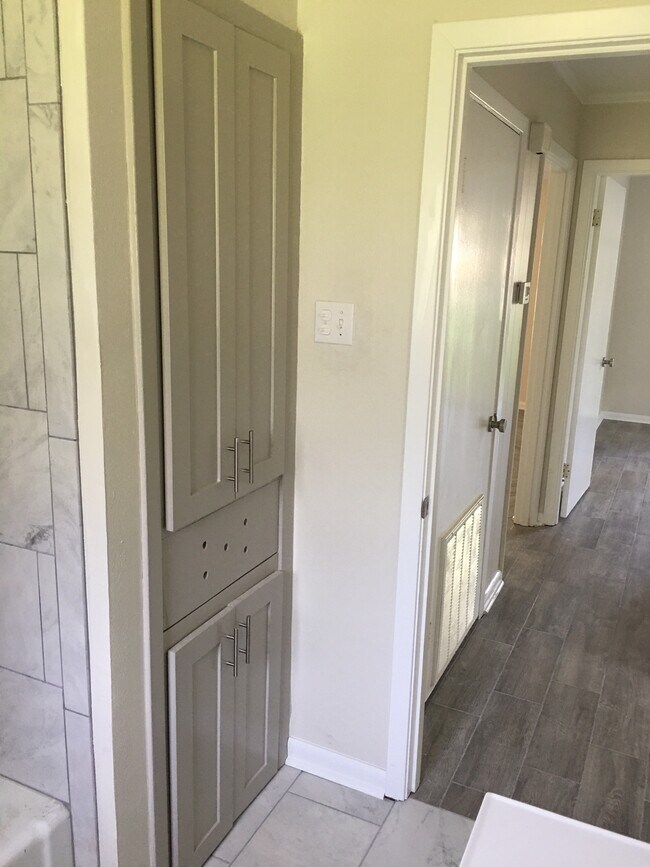 Building Photo - 2404 Spencer Ave