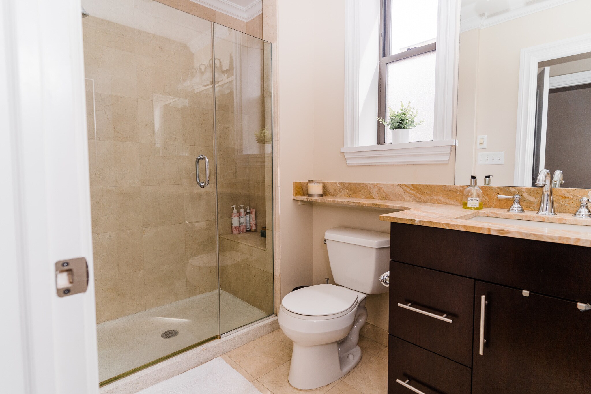 Building Photo - 914 W Schubert Ave