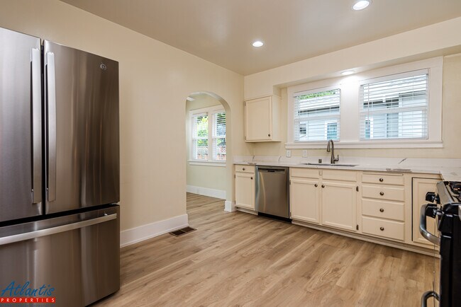 Building Photo - 768 Calderon Ave