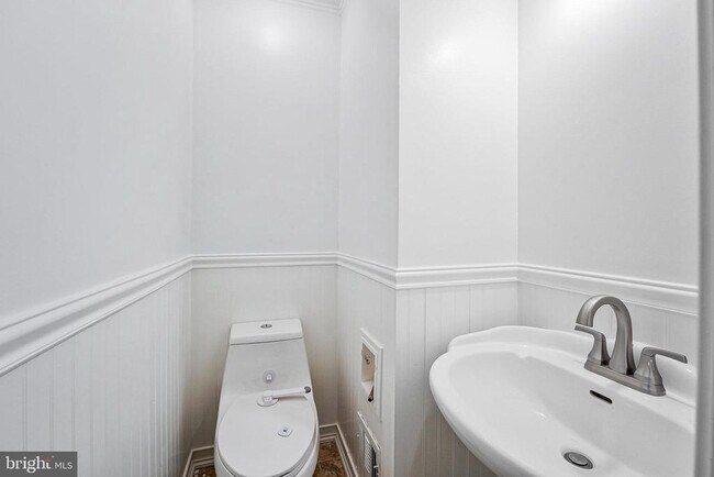 Building Photo - 8115 King Arthurs Ct