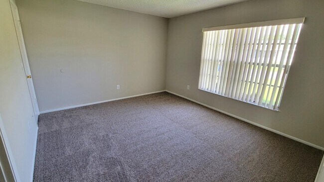 Building Photo - 985 Hickory Ct