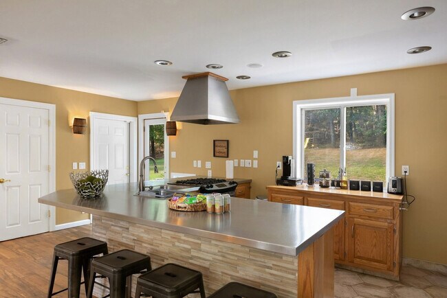 Building Photo - 338 Clove Rd