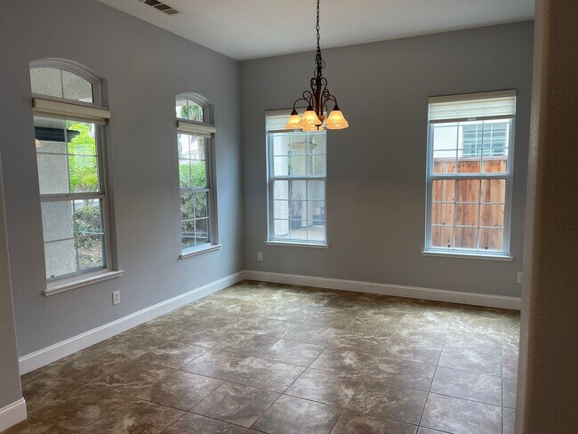 Building Photo - Immaculate 4br Pet Friendly Home in Morada