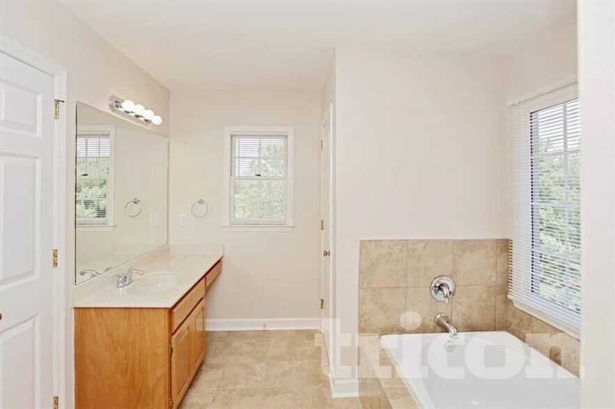 Building Photo - 105 Saddlebridge Ln