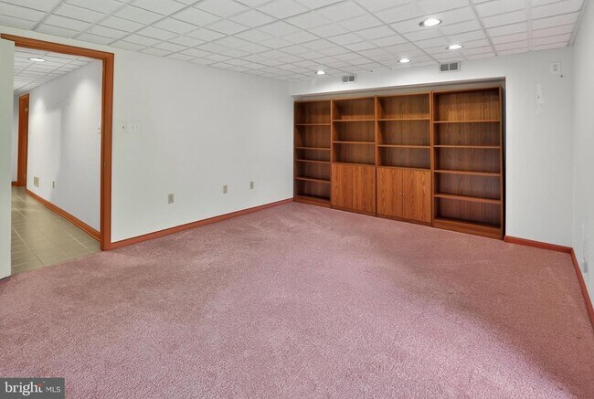 Building Photo - 562 Susan Dr