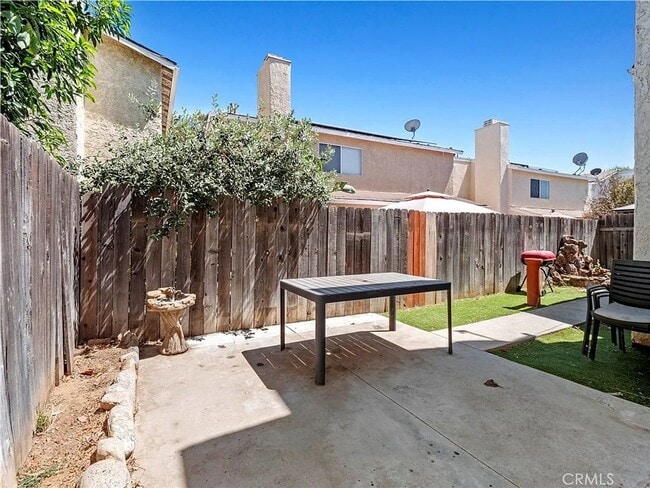 Building Photo - Luxurious 2-Bedroom Townhome with Loft in ...