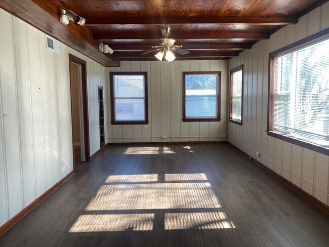 Building Photo - REFRESHED 2 BEDROOM, 1 BATH BELTON ISD