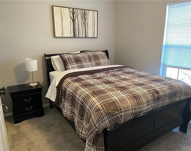 Building Photo - 826 W Peachtree Dr