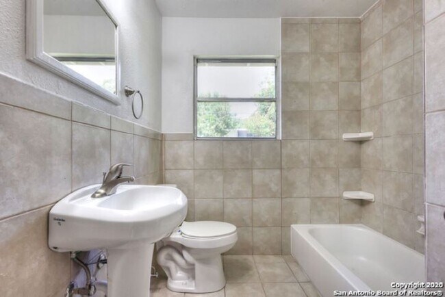 Building Photo - 3 Bedroom/1 Bath Sunset Hill Subdivision