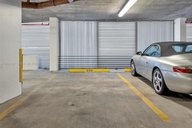 Building Photo - 6515 Collins Ave