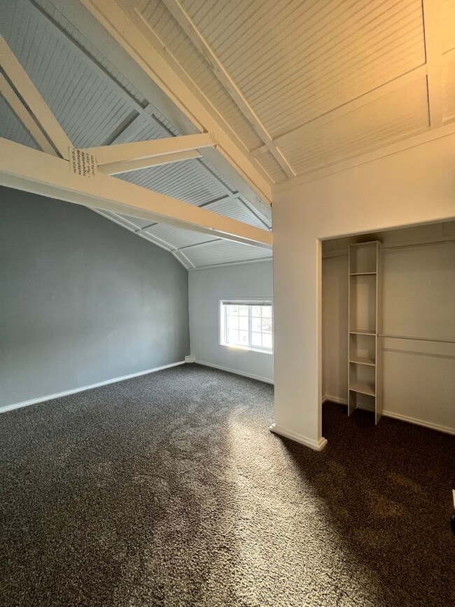 Building Photo - Beautiful Large Modern Shome located betwe...