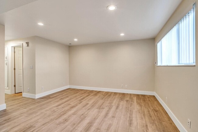 Building Photo - 817 W Heather Ln