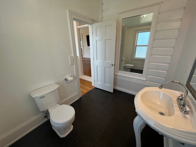 Building Photo - Charming 3 Bed 3.5 Bath home in Southwest ...