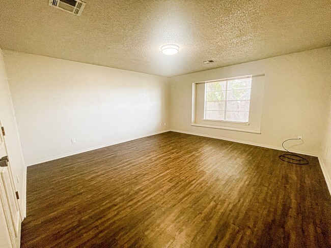 Building Photo - 3 Bed 2 Bath in OKC!