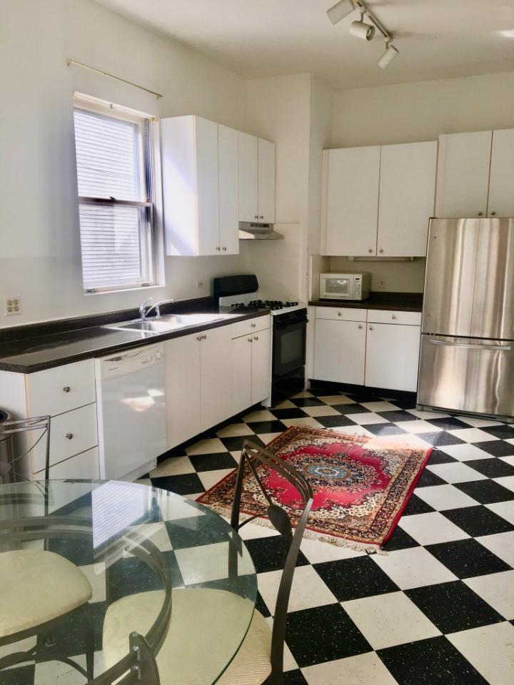 Big Kitchen 23'x12' - 1545 Barry W Ave