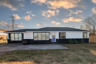 Building Photo - 1111 Westchester Dr