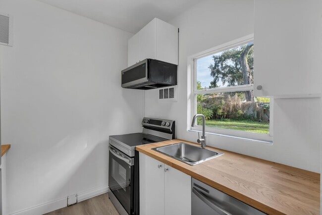 Building Photo - 833 Pinedale Ave