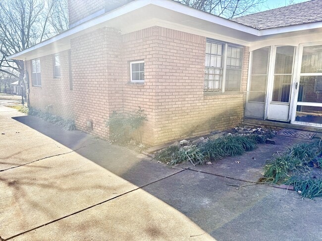 Building Photo - 1100 W Grand Ave