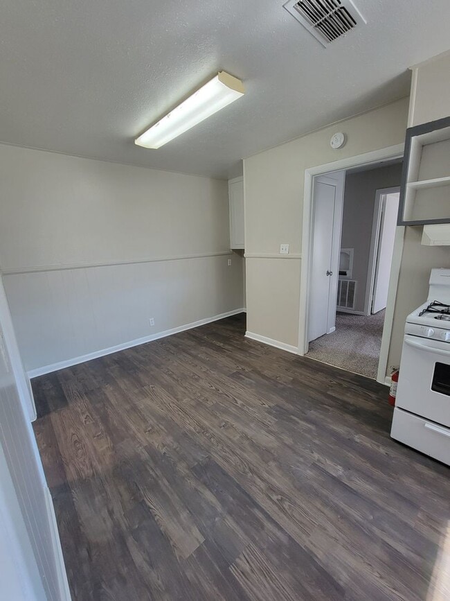 Building Photo - 3 Bedroom 1 Bath Home