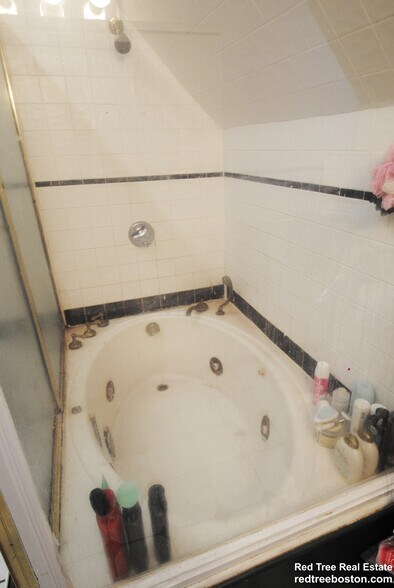 Building Photo - 1678 Beacon St