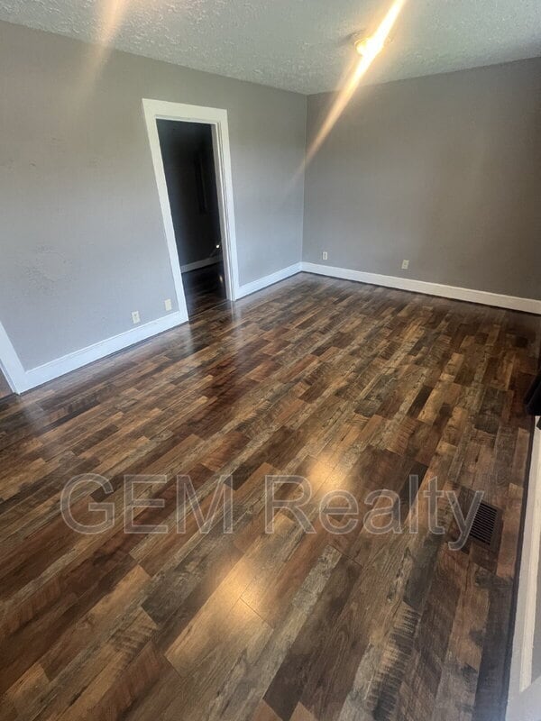 Building Photo - 349 White Oak Rd