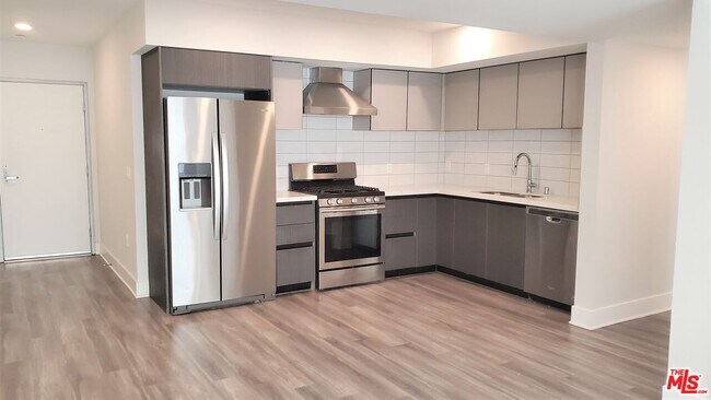 Building Photo - 5030 Rosewood Ave