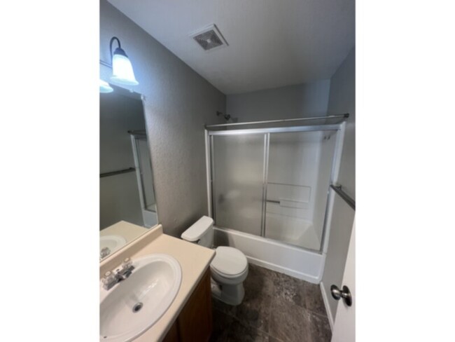 Building Photo - Light and bright three bedroom charming ho...