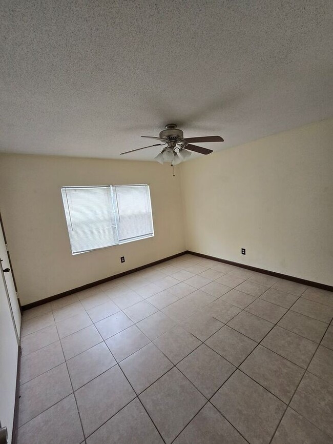 Building Photo - 2bedrooms 1.5Baths Townhome/Condo Availabl...