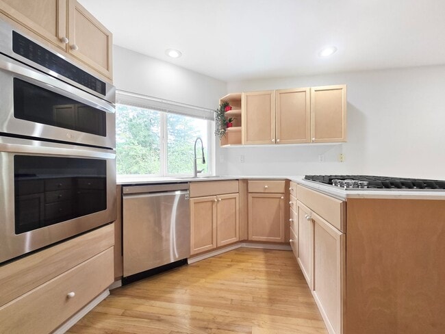 Building Photo - Spacious 3-Bed, 3-Bath Home with Lower Level Bedrooms, Patio, and Garage Near Factoria Mall & Dow...