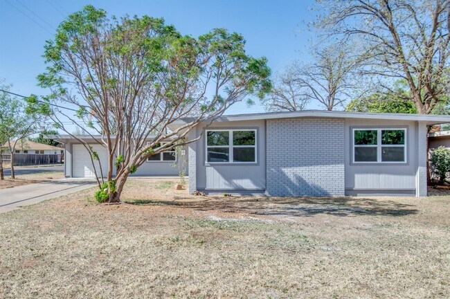 Building Photo - AGUST PRE-LEASE! Updated 4 Bedroom Near Tech Campus