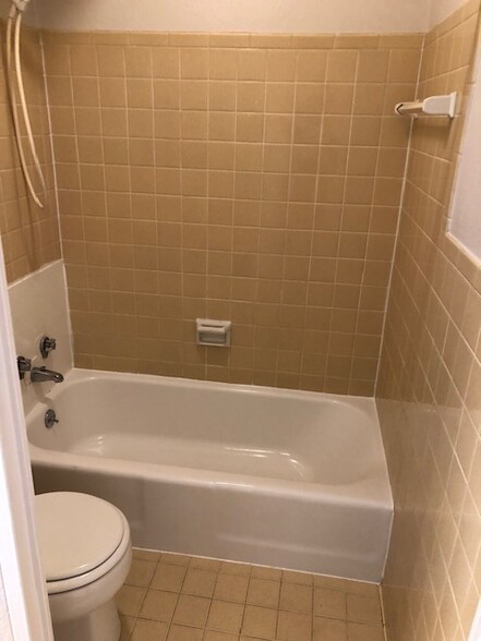 Ceramic tile bath - 510 Gay Street, Unit 509