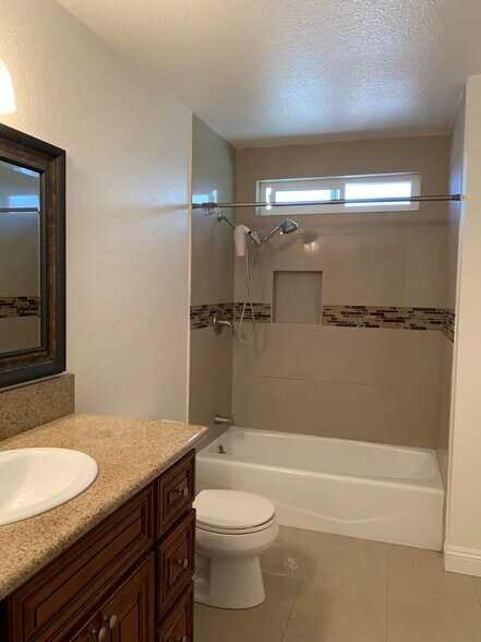 Building Photo - 2602 W Columbine Ave