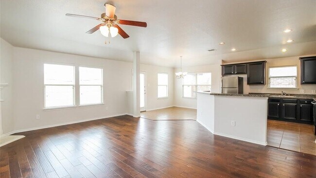 Building Photo - 1014 Lake Grove Dr